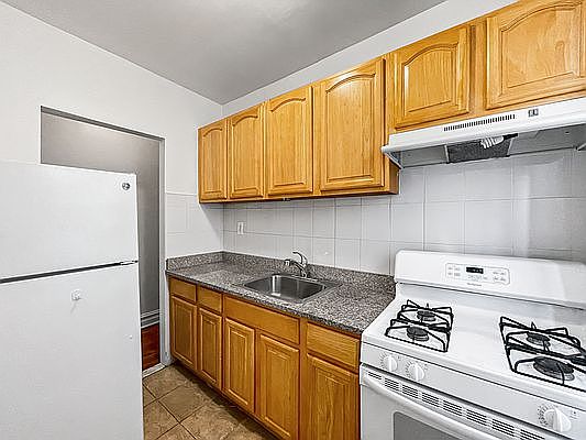 5th image of 846 50th St APT 4