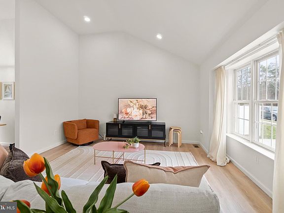 3rd image of 210 Rutter Ave