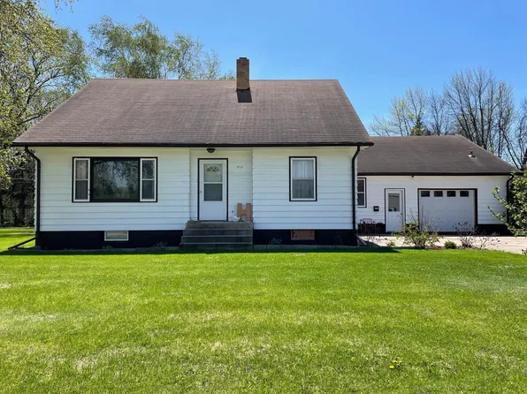 912 3rd St NE, Roseau, MN 56751