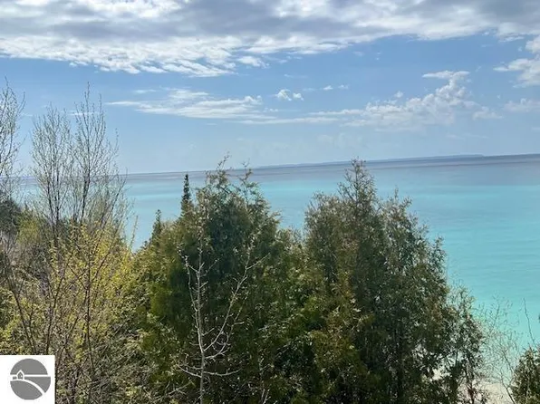 22 N Foxview Dr, Northport, MI 49670