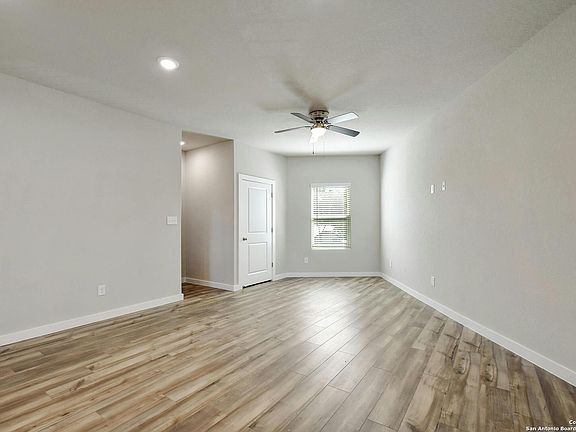 3rd image of 406 E LAUREL