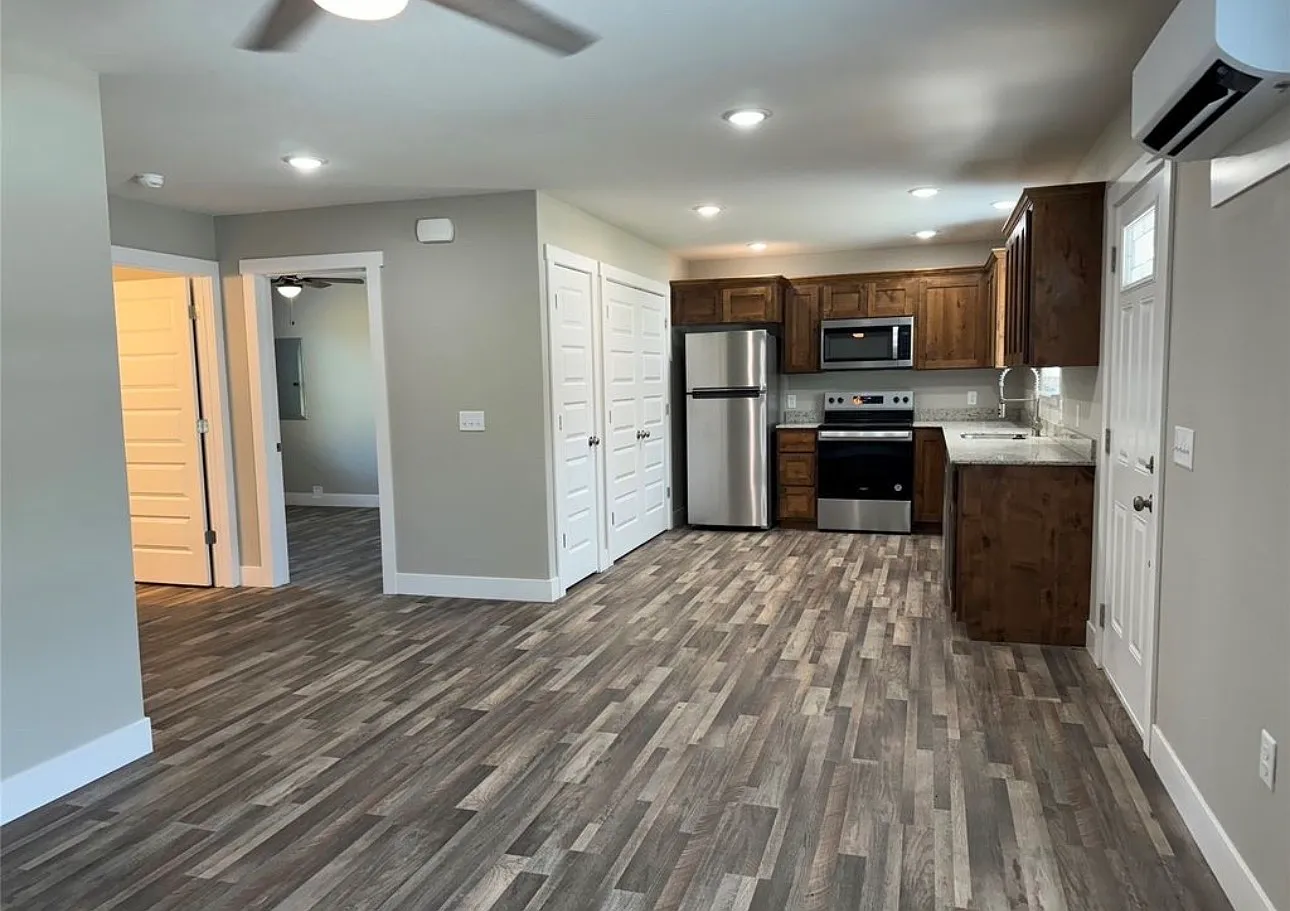2 bed, 1.5 bath, 810 sqft, $1,300 — Photo 2