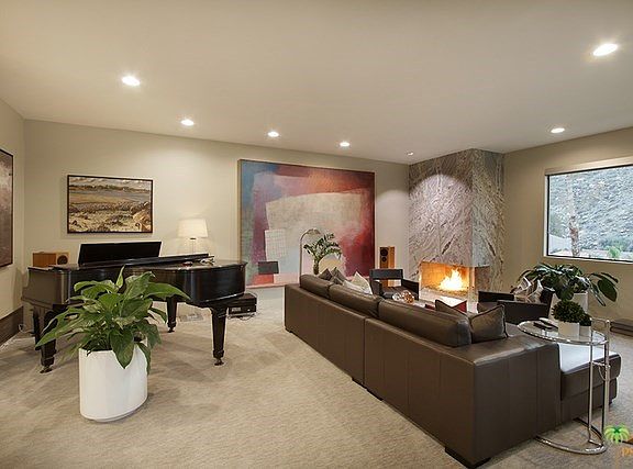 Large, Luxurious Living Room