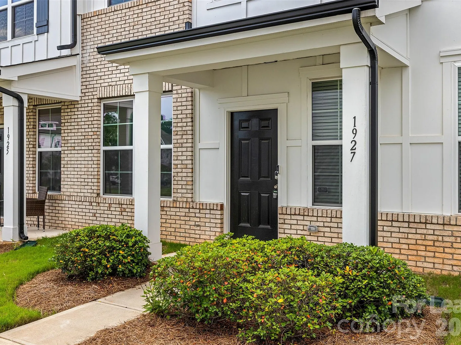 3 bed, 2.5 bath, 1762 sqft, $2,200 — Photo 2