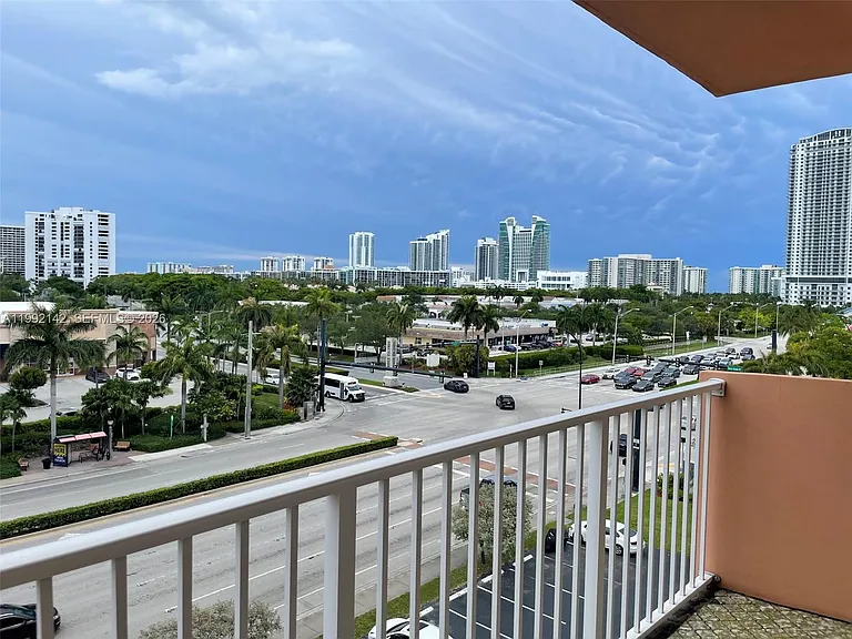 2200 E Hallandale Beach Blvd #605 — Photo 13