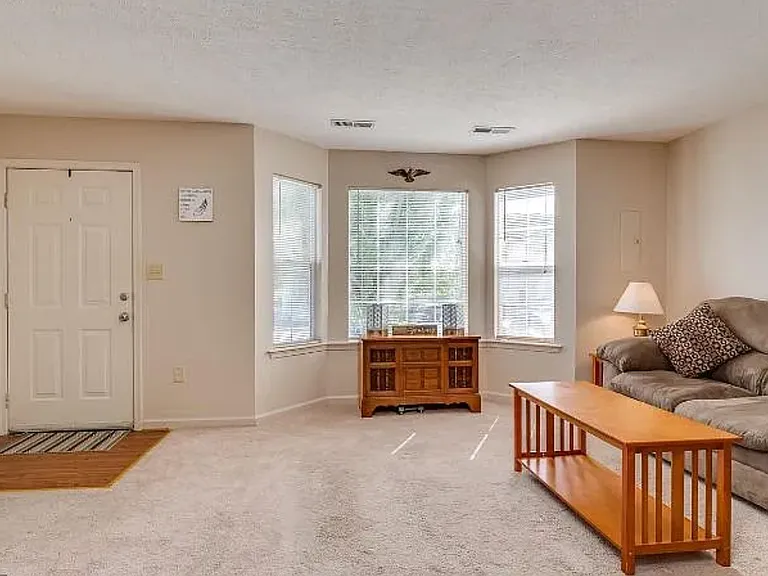 91 Stadium Cir — Photo 2