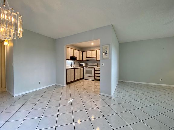 4th image of 753 Burgundy St #P