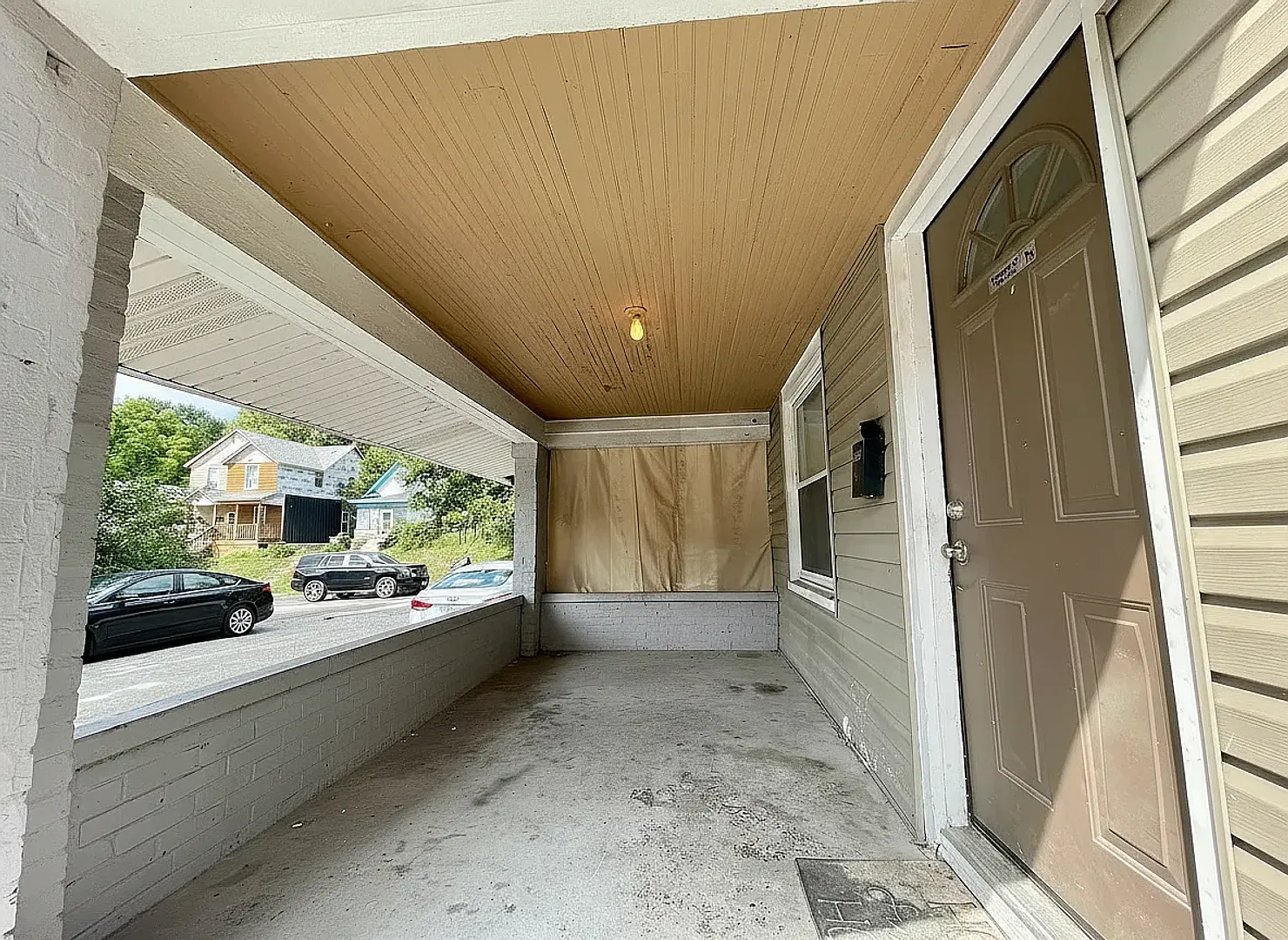 For Rent 3 Bedroom Townhouse on a Quiet Street — Photo 2
