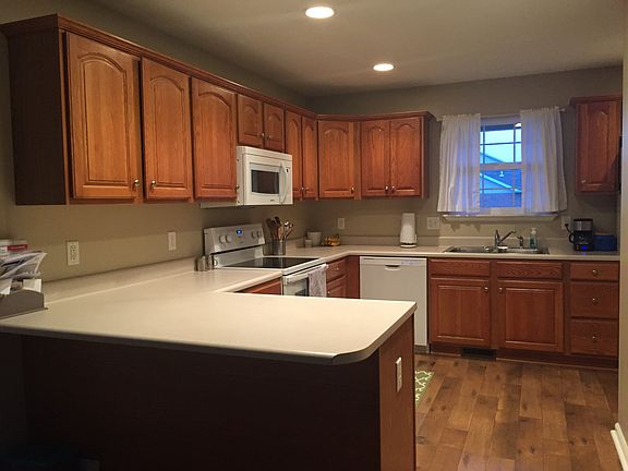 4th image of 607 E High St