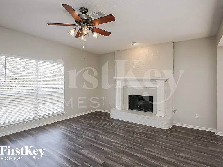 2124 Twin Creek Ln — Photo 2