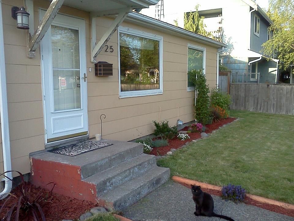 1st image of 925 E 61st St