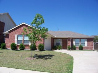 1004 Chatham Ln, Forney, TX 75126