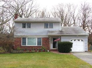 19 Schneider Ln, Hauppauge, NY 11788