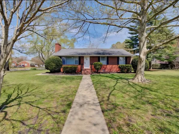 21 S Terrace Dr, Poquoson, VA 23662