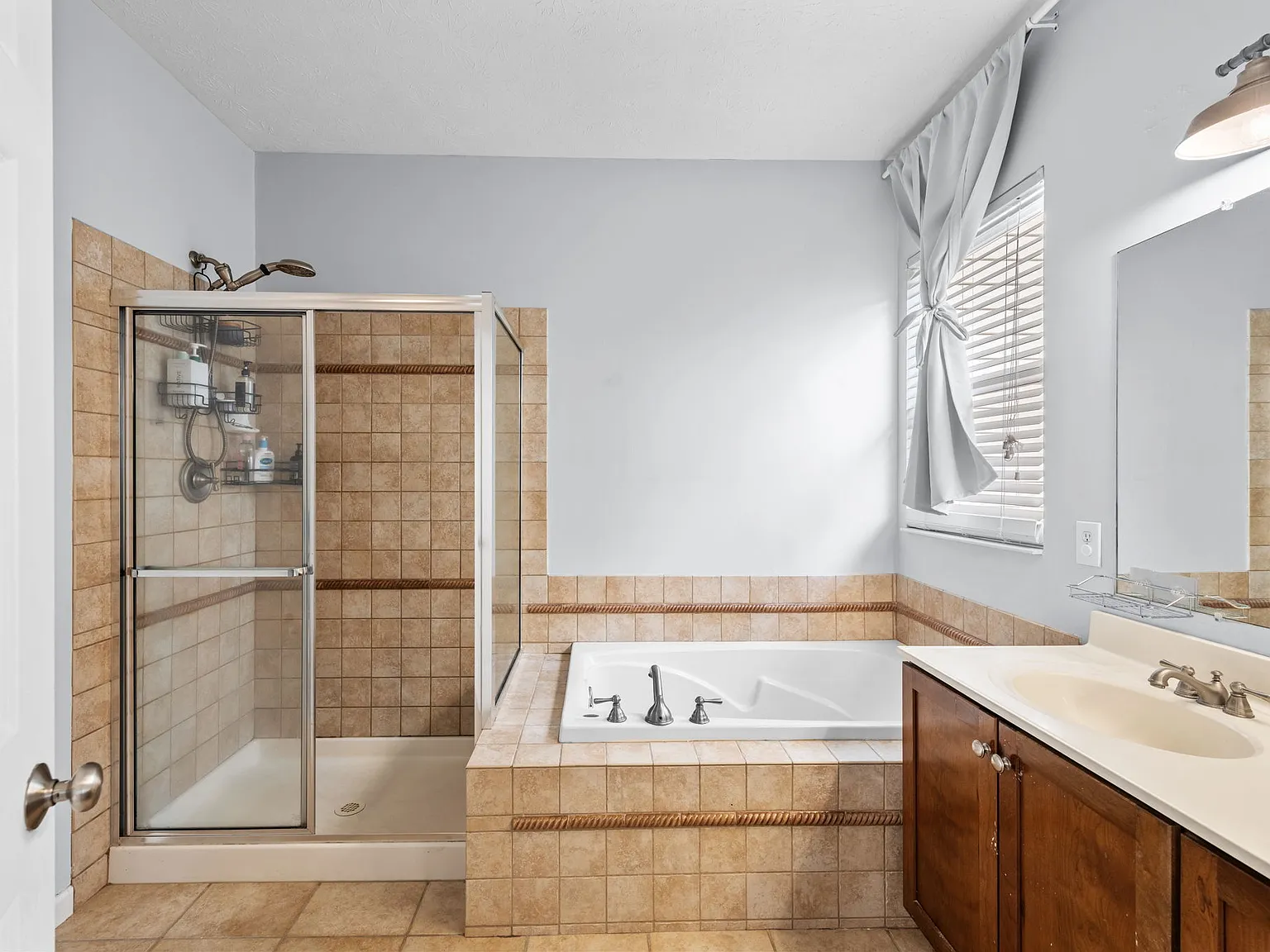4 bed, 2352 sqft, $3,000 — Photo 4