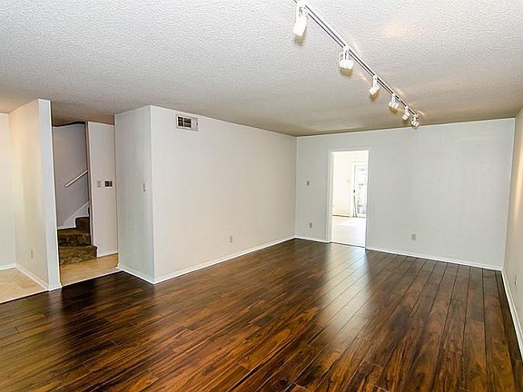 4th image of 1351 Country Place Dr