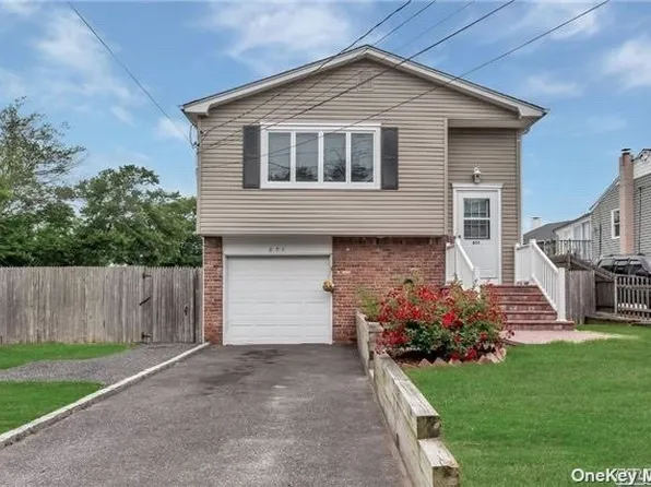 651 Shore Dr, Oakdale, NY 11769
