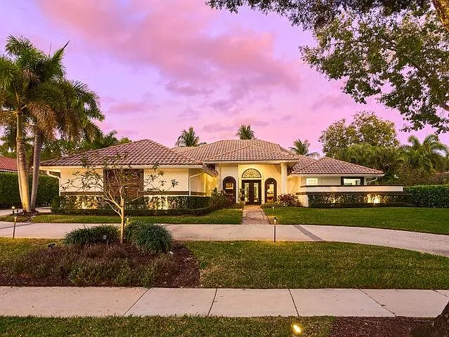5 bed, 4.0 bath, 3920 sqft, $15,000 — Photo 3