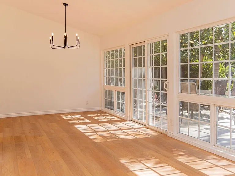 24316 Burbank Blvd — Photo 39