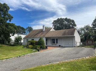 35 Matsunaye Dr, Medford, NY 11763