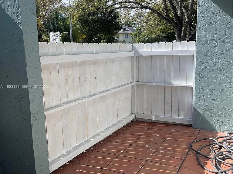 515 NE 38th St #10 — Photo 40