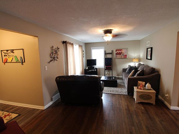 3rd image of 1023 Blaine St