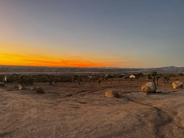 1 Starlight Ln, Apple Valley, CA 92308