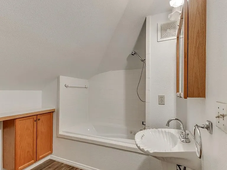 629 Montreal Dr — Photo 21