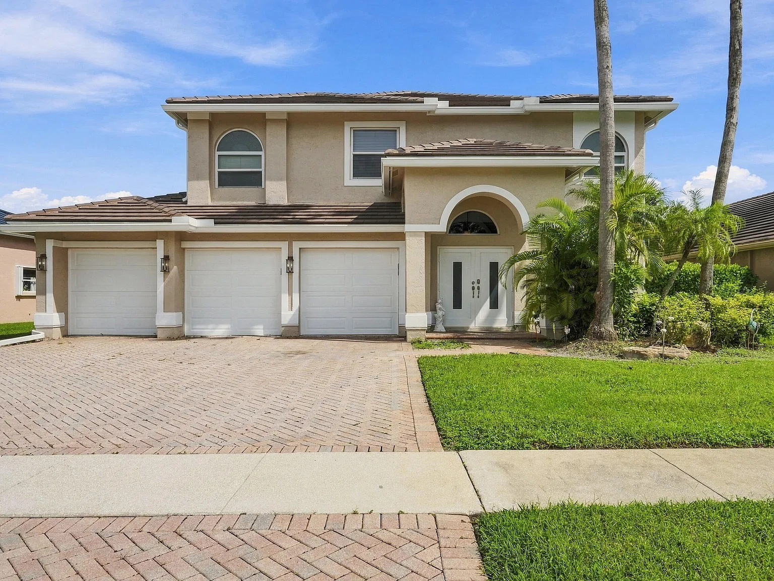 5 bed, 2.5 bath, 2910 sqft, $9,000 — Photo 1