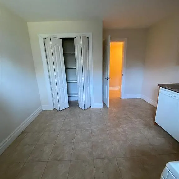 4518 Helsinki Cres — Photo 7