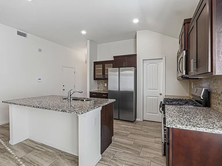 13745 Lago Vista Ave — Photo 10
