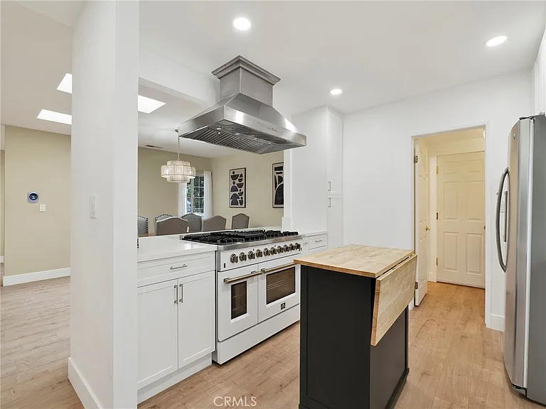 10018 Cozycroft Ave — Photo 7