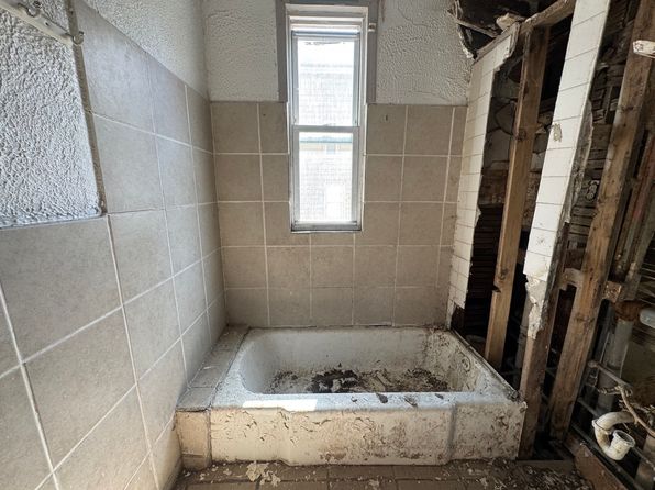 chicago-illinois-2120522629 picture