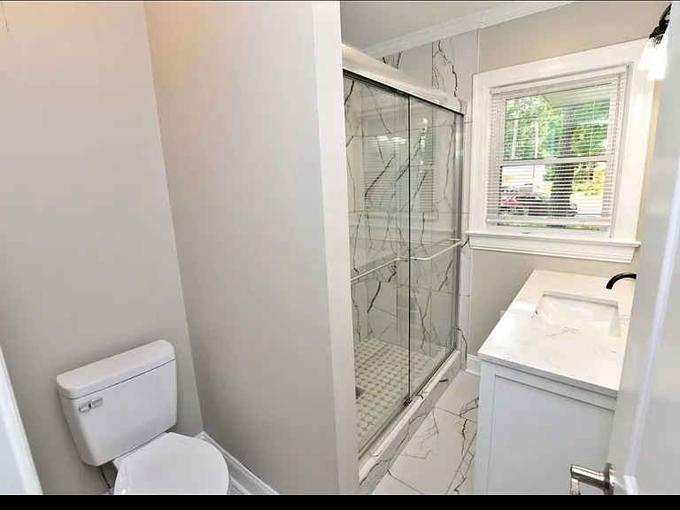 836 Burton St — Photo 8