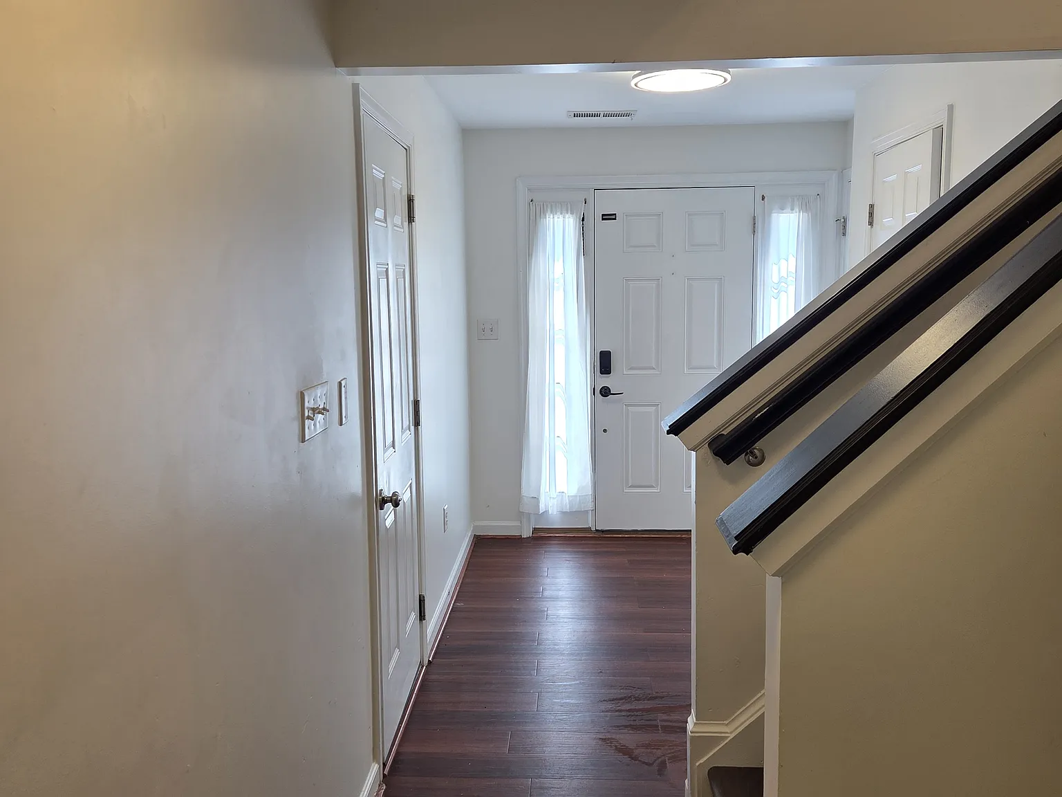3 bed, 2.5 bath, 1660 sqft, $3,200 — Photo 2