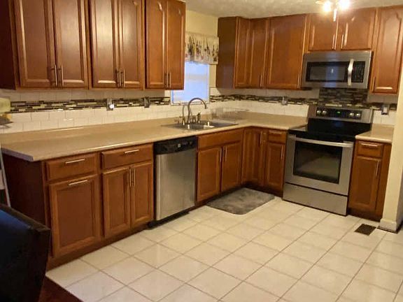 4th image of 905 Castlewood Dr
