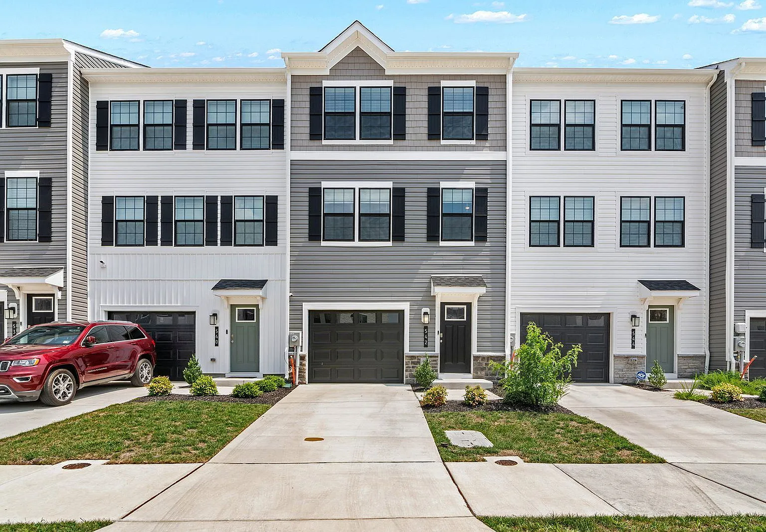 4 bed, 3.5 bath, 1889 sqft, $2,700 — Photo 2