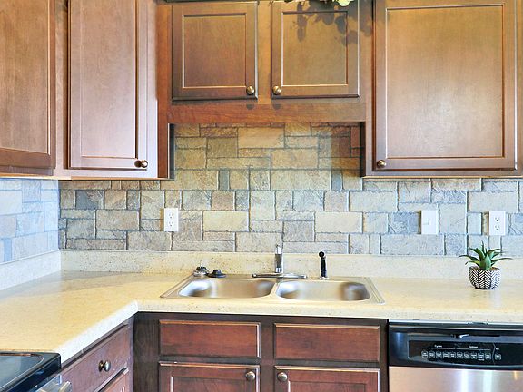 4th image of 1735 W Bennett St #E206