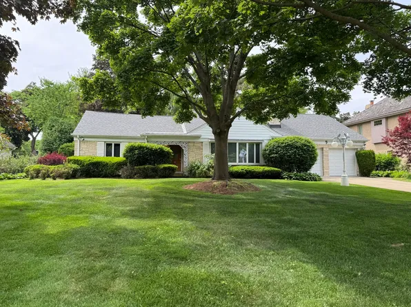 828 S Bristol Ln, Arlington Heights, IL 60005