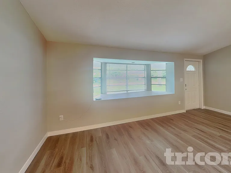 1819 Brentwood Dr — Photo 2