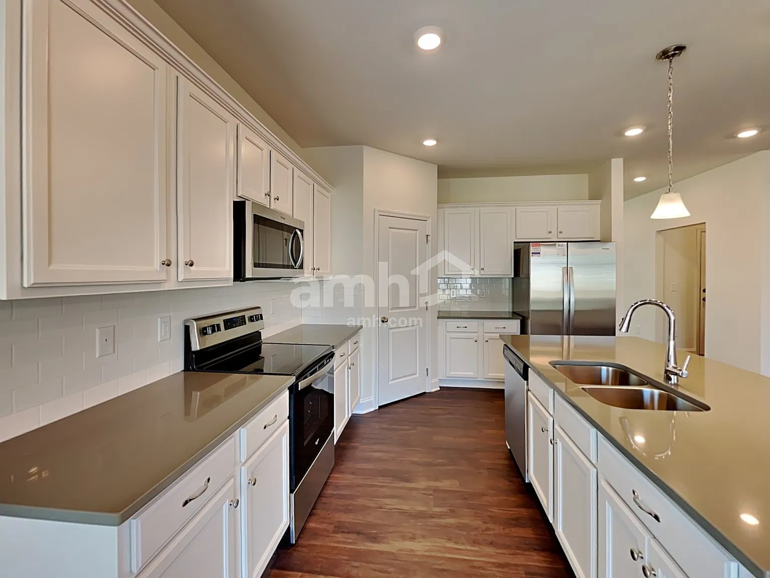 5 bed, 3.0 bath, 2850 sqft, $2,815 — Photo 3