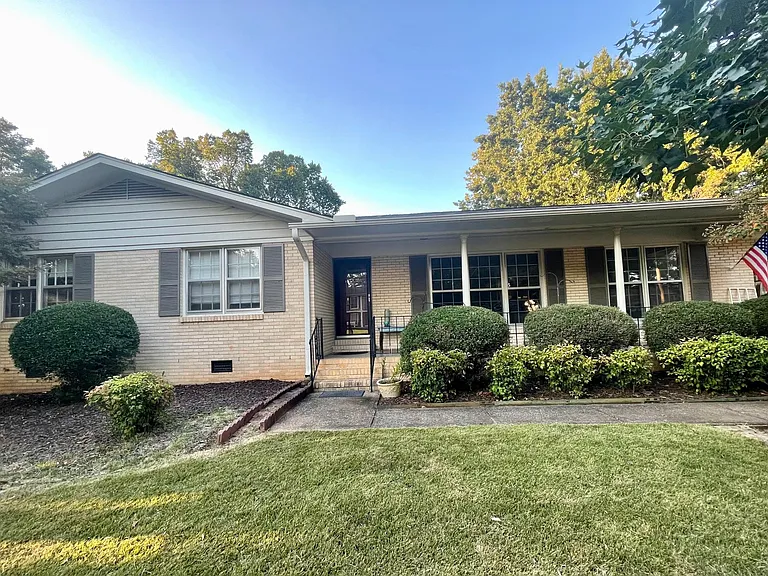 1011 Tascosa Dr SE — Photo 2