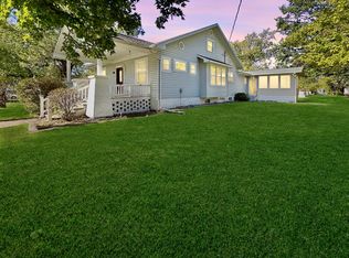 213 S Hickory St, Farina, IL 62838