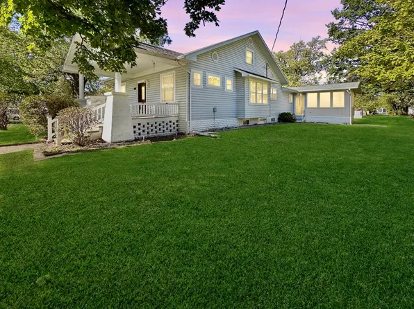 213 S Hickory St, Farina, IL 62838