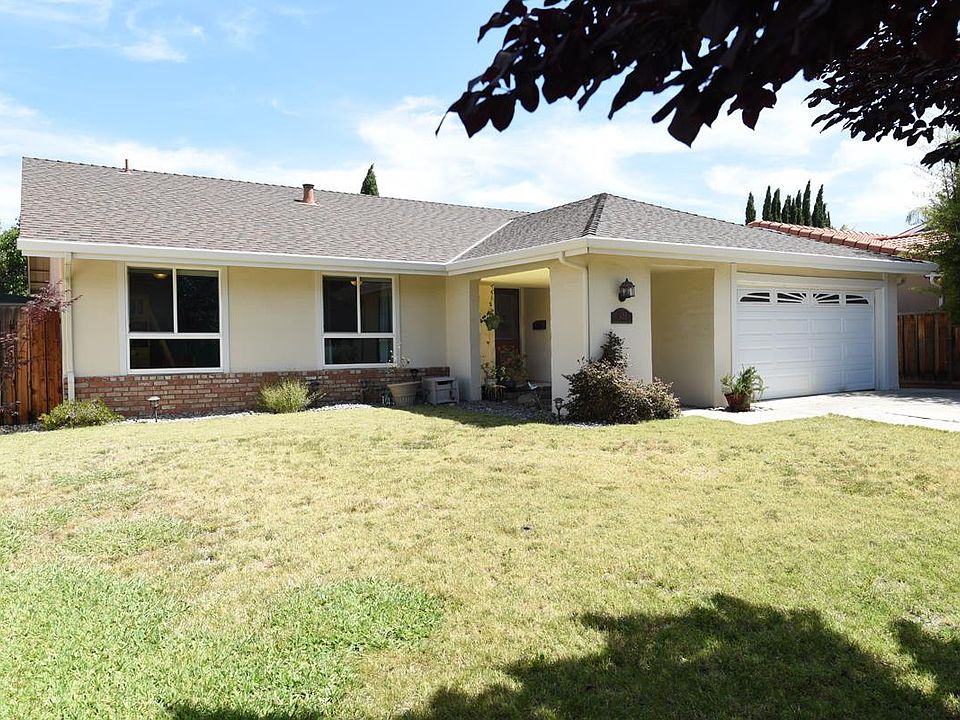 1st image of 405 Avenida Manzanos