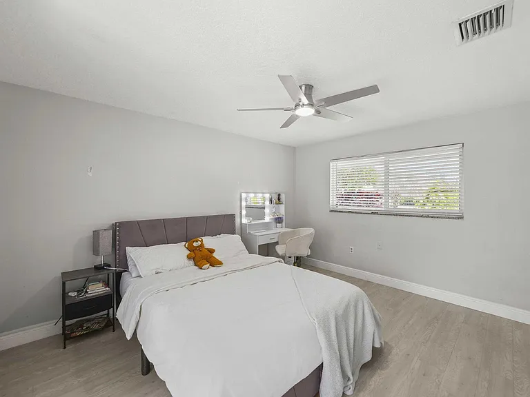 1710 SW 4th Ave — Photo 36