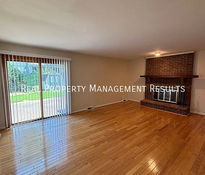 7577 Nottingham Dr — Photo 2