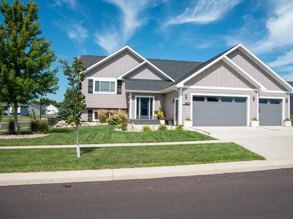 1827 E Briarwood Cir, Brookings, SD 57006