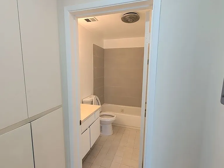 415 Montana Ave — Photo 22