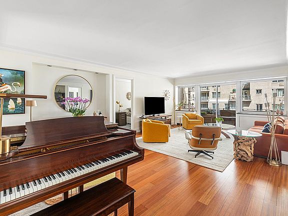 3rd image of 58 W 58th St APT 7C